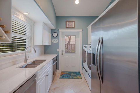 House in Holmes Beach, Florida 5 bedrooms, 290.23 sq.m. № 2166365 - photo 26