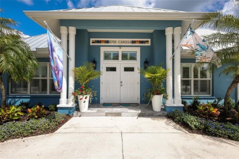 House in Holmes Beach, Florida 5 bedrooms, 290.23 sq.m. № 2166365 - photo 3