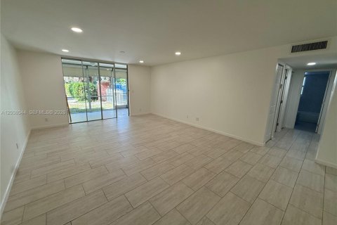 Copropriété à louer à Hallandale Beach, Floride: 2 chambres, 101.45 m2 № 2072042 - photo 2