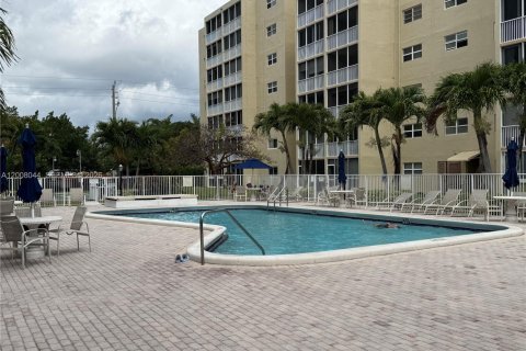 Copropriété à louer à Hallandale Beach, Floride: 2 chambres, 101.45 m2 № 2072042 - photo 24