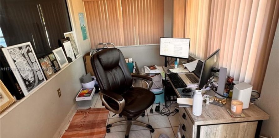 House in Hialeah, Florida 3 bedrooms, 167.5 sq.m. № 1987364