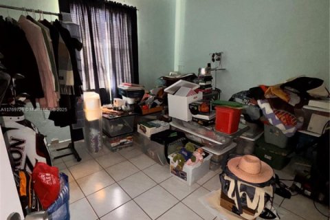 House in Hialeah, Florida 3 bedrooms, 167.5 sq.m. № 1987364 - photo 5