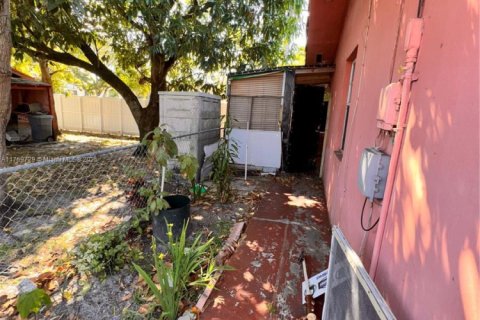 House in Hialeah, Florida 3 bedrooms, 167.5 sq.m. № 1987364 - photo 12