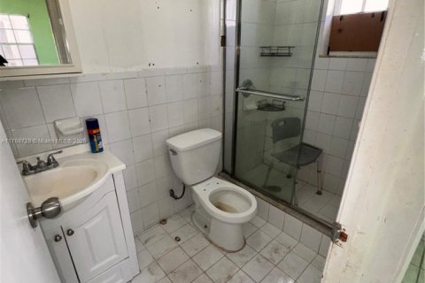 House in Hialeah, Florida 3 bedrooms, 167.5 sq.m. № 1987364 - photo 9