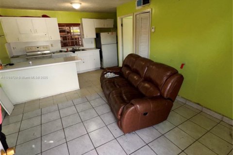 House in Hialeah, Florida 3 bedrooms, 167.5 sq.m. № 1987364 - photo 10