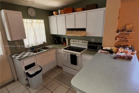 House in Hialeah, Florida 3 bedrooms, 167.5 sq.m. № 1987364 - photo 21