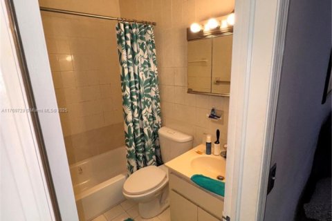 House in Hialeah, Florida 3 bedrooms, 167.5 sq.m. № 1987364 - photo 6