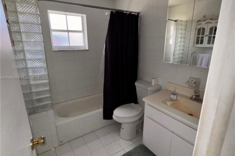 House in Hialeah, Florida 3 bedrooms, 167.5 sq.m. № 1987364 - photo 16
