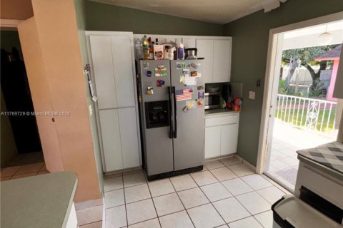 House in Hialeah, Florida 3 bedrooms, 167.5 sq.m. № 1987364 - photo 15