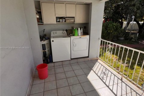 House in Hialeah, Florida 3 bedrooms, 167.5 sq.m. № 1987364 - photo 14