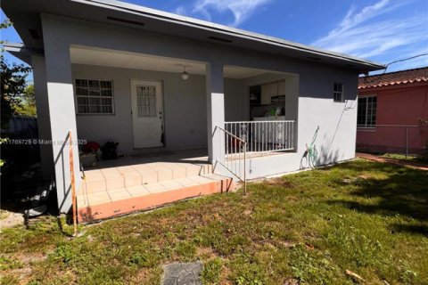 House in Hialeah, Florida 3 bedrooms, 167.5 sq.m. № 1987364 - photo 13