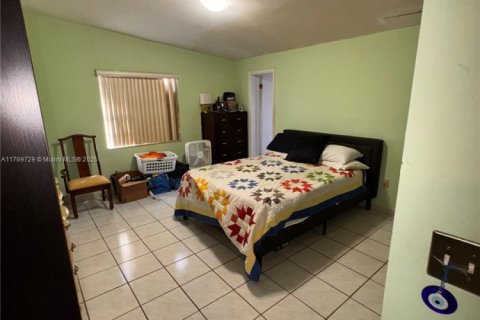 House in Hialeah, Florida 3 bedrooms, 167.5 sq.m. № 1987364 - photo 18