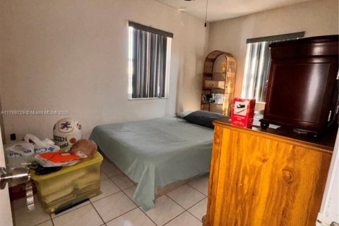 House in Hialeah, Florida 3 bedrooms, 167.5 sq.m. № 1987364 - photo 4