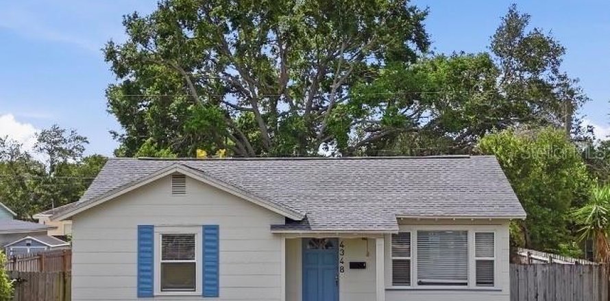 House in Saint Petersburg, Florida 3 bedrooms, 96.25 sq.m. № 2093168
