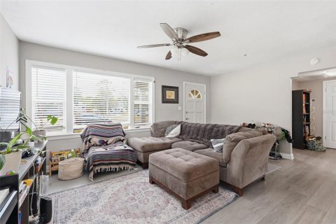 House in Saint Petersburg, Florida 3 bedrooms, 96.25 sq.m. № 2093168 - photo 3