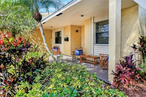 House in Lauderhill, Florida 2 bedrooms, 117.06 sq.m. № 1966040 - photo 1