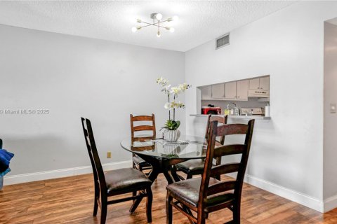 House in Lauderhill, Florida 2 bedrooms, 117.06 sq.m. № 1966040 - photo 12