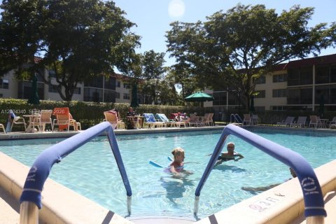 Condo in Pembroke Pines, Florida, 2 bedrooms  № 2068556 - photo 25