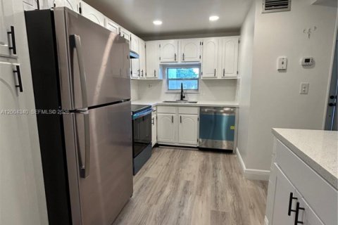 Condo in Pembroke Pines, Florida, 2 bedrooms  № 2068556 - photo 4