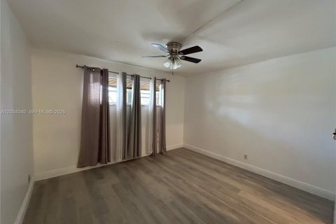 Condo in Pembroke Pines, Florida, 2 bedrooms  № 2068556 - photo 13
