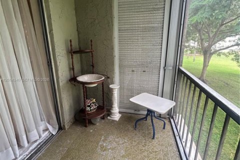 Condo in Pembroke Pines, Florida, 2 bedrooms  № 2068556 - photo 18