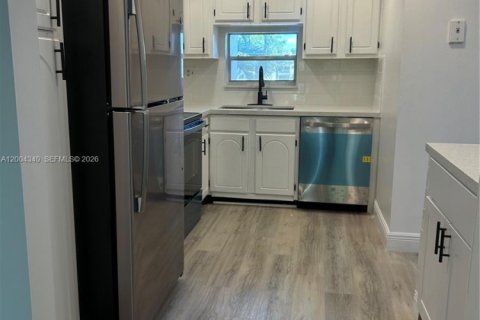 Condo in Pembroke Pines, Florida, 2 bedrooms  № 2068556 - photo 8