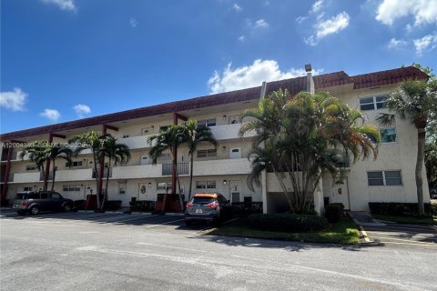 Condo in Pembroke Pines, Florida, 2 bedrooms  № 2068556 - photo 22