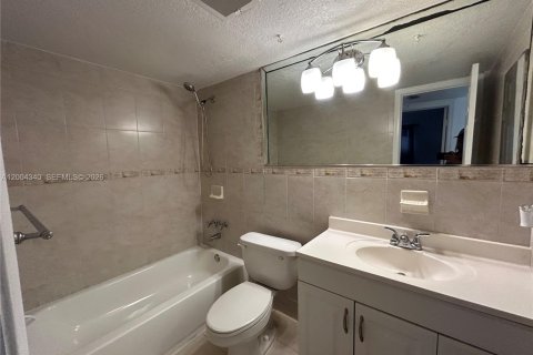 Condo in Pembroke Pines, Florida, 2 bedrooms  № 2068556 - photo 15