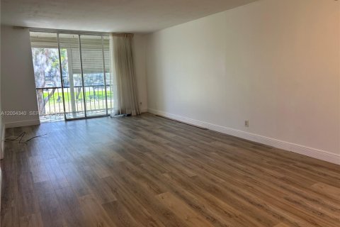 Condo in Pembroke Pines, Florida, 2 bedrooms  № 2068556 - photo 9