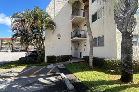Condo in Pembroke Pines, Florida, 2 bedrooms  № 2068556 - photo 21