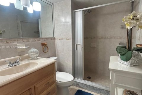 Condo in Pembroke Pines, Florida, 2 bedrooms  № 2068556 - photo 12