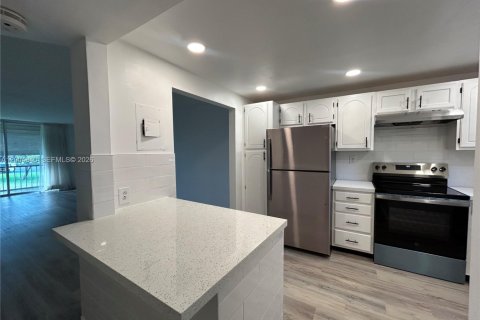 Condo in Pembroke Pines, Florida, 2 bedrooms  № 2068556 - photo 3