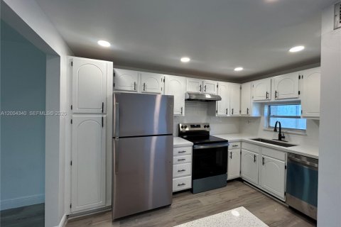 Condo in Pembroke Pines, Florida, 2 bedrooms  № 2068556 - photo 7