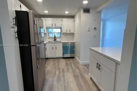 Condo in Pembroke Pines, Florida, 2 bedrooms  № 2068556 - photo 6