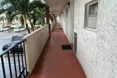 Condo in Pembroke Pines, Florida, 2 bedrooms  № 2068556 - photo 19