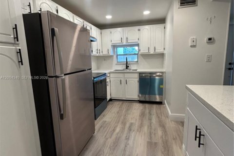 Condo in Pembroke Pines, Florida, 2 bedrooms  № 2068556 - photo 5