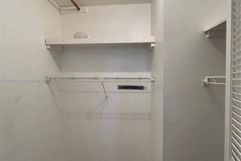 Condo in Pembroke Pines, Florida, 2 bedrooms  № 2068556 - photo 14