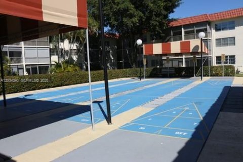 Condo in Pembroke Pines, Florida, 2 bedrooms  № 2068556 - photo 23