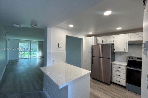 Condo in Pembroke Pines, Florida, 2 bedrooms  № 2068556