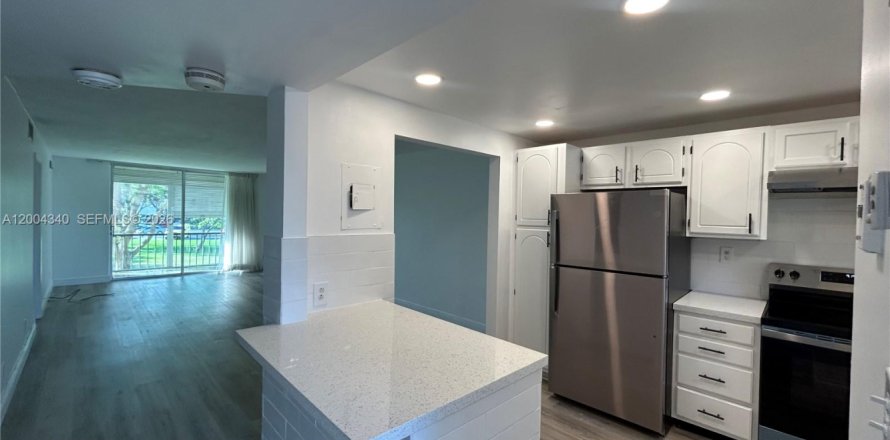 Condo in Pembroke Pines, Florida, 2 bedrooms  № 2068556