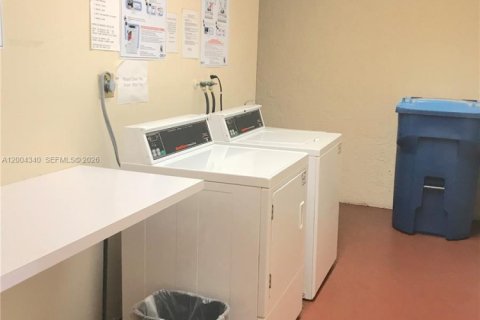 Condo in Pembroke Pines, Florida, 2 bedrooms  № 2068556 - photo 20