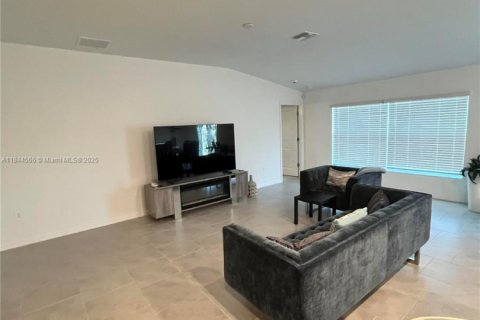House in Lehigh Acres, Florida 4 bedrooms № 1839719 - photo 2