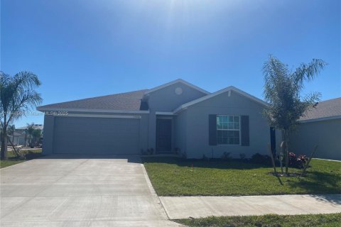 House in Lehigh Acres, Florida 4 bedrooms № 1839719 - photo 1