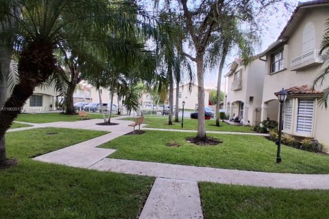 Townhouse in Pembroke Pines, Florida 3 bedrooms, 151.9 sq.m. № 1955037 - photo 4