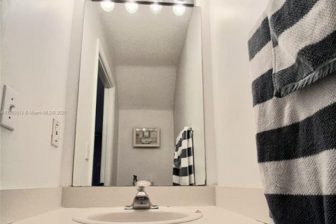 Townhouse in Pembroke Pines, Florida 3 bedrooms, 151.9 sq.m. № 1955037 - photo 20