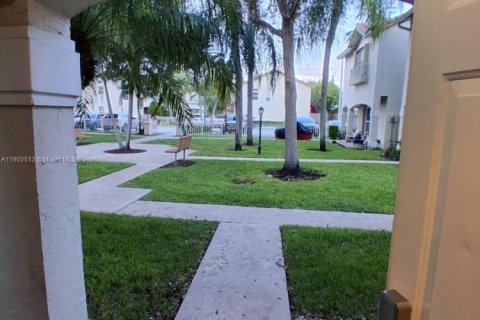 Townhouse in Pembroke Pines, Florida 3 bedrooms, 151.9 sq.m. № 1955037 - photo 7