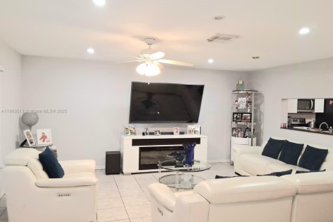 Townhouse in Pembroke Pines, Florida 3 bedrooms, 151.9 sq.m. № 1955037 - photo 13