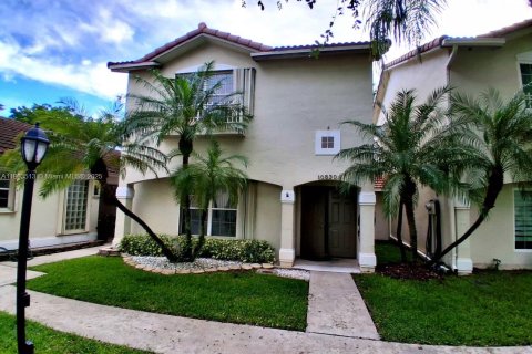 Townhouse in Pembroke Pines, Florida 3 bedrooms, 151.9 sq.m. № 1955037 - photo 3
