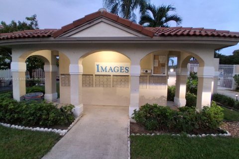 Townhouse in Pembroke Pines, Florida 3 bedrooms, 151.9 sq.m. № 1955037