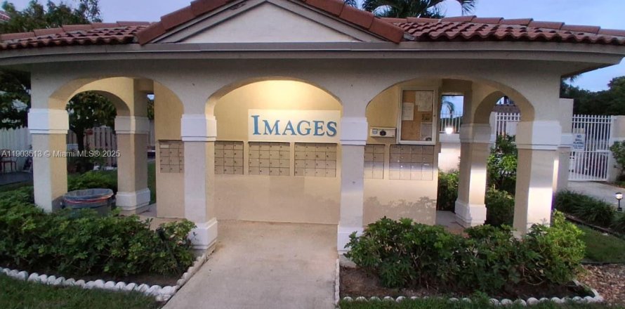 Townhouse in Pembroke Pines, Florida 3 bedrooms, 151.9 sq.m. № 1955037